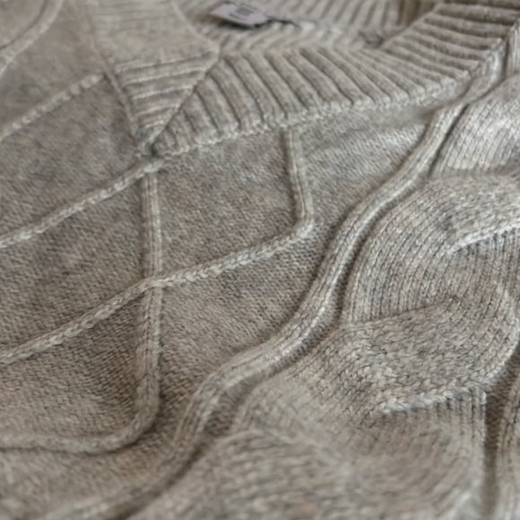 Beige colored sweater without sleeves - Picture 2 of 5